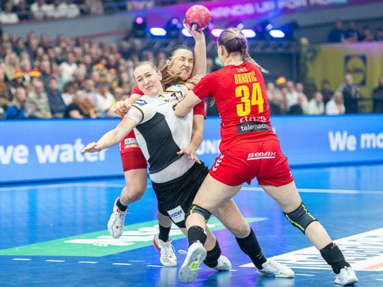 Viola Leuchter (Deutschland, 77) im Duell mit Durdina Jaukovic (Montenegro, 09) und Tatjana Brnovic (Montenegro, 34), Montenegro vs. Deutschland, Handball, Weltmeisterschaft, Frauen, Spielzeit 2025 2026, 04.12.2025, Montenegro vs. Deutschland, Handball, Weltmeisterschaft, Frauen, Spielzeit 2025 2026, 04.12.2025 Dortmund Copyright: xEibner-Pressefoto MichaelxSchmidx EP_MST