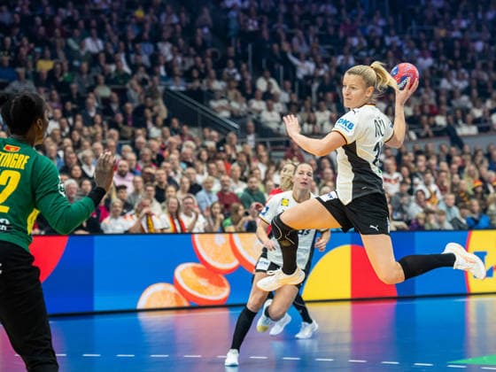 Antje Doell (Deutschland, 29) beim Tempogegenstoss, Montenegro vs. Deutschland, Handball, Weltmeisterschaft, Frauen, Spielzeit 2025 2026, 04.12.2025, Montenegro vs. Deutschland, Handball, Weltmeisterschaft, Frauen, Spielzeit 2025 2026, 04.12.2025 Dortmund Copyright: xEibner-Pressefoto MichaelxSchmidx EP_MST