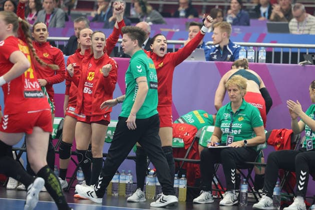 GER, Dortmund, 27th Wommen s World Championship, WM, Weltmeisterschaft 2025, Hauptrunde Main Round, Gruppe Group II, 2. Runde Round: Montenegro (MNE) vs. Deutschland Germany (GER) 04.12.2025, Westfalenhalle, Dortmund, GER, Dortmund, 27th Wommen s World Championship 2025, Hauptrunde Main Round, Gruppe Group II, 2. Runde Round: Montenegro (MNE) vs. Deutschland Germany (GER) , im Bild: die Bank von Montenegro freut sich