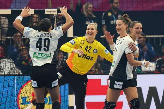 GER, Dortmund, 27th Wommen s World Championship, WM, Weltmeisterschaft 2025, Hauptrunde Main Round, Gruppe Group II, 2. Runde Round: Montenegro (MNE) vs. Deutschland Germany (GER) 04.12.2025, Westfalenhalle, Dortmund, GER, Dortmund, 27th Wommen s World Championship 2025, Hauptrunde Main Round, Gruppe Group II, 2. Runde Round: Montenegro (MNE) vs. Deutschland Germany (GER) , im Bild: Katharina Filter Torhueterin (Ger 42), freut sich ueber ein Tor, dqss sie selber geworfen hat. mit Xenia Smits (Ger 11), Emily Vogel (Ger 20), Aimà e von Pereira (Ger 49),