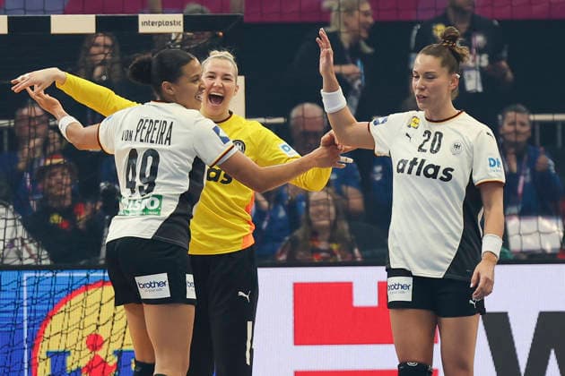 GER, Dortmund, 27th Wommen s World Championship, WM, Weltmeisterschaft 2025, Hauptrunde Main Round, Gruppe Group II, 2. Runde Round: Montenegro (MNE) vs. Deutschland Germany (GER) 04.12.2025, Westfalenhalle, Dortmund, GER, Dortmund, 27th Wommen s World Championship 2025, Hauptrunde Main Round, Gruppe Group II, 2. Runde Round: Montenegro (MNE) vs. Deutschland Germany (GER) , im Bild: Katharina Filter Torhueterin (Ger 42), freut sich ueber ein Tor, dqss sie selber geworfen hat. mit Emily Vogel (Ger 20), Aimà e von Pereira (Ger 49),