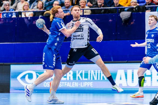 v.l. Nicolai Theilinger (TBV Lemgo Lippe, 03), Simon Pytlick (SG Flensburg-Handewitt, 02) GER, TBV Lemgo Lippe vs. SG Flensburg-Handewitt, Handball, 1. Bundesliga, 15. Spieltag, Spielzeit 2025 2026, 04.12.2025 GER, TBV Lemgo Lippe vs. SG Flensburg-Handewitt, Handball, 1. Bundesliga, 15. Spieltag, Spielzeit 2025 2026, 04.12.2025 Lemgo Copyright: xEibner-Pressefoto JanxRollingerx EP_JSK
