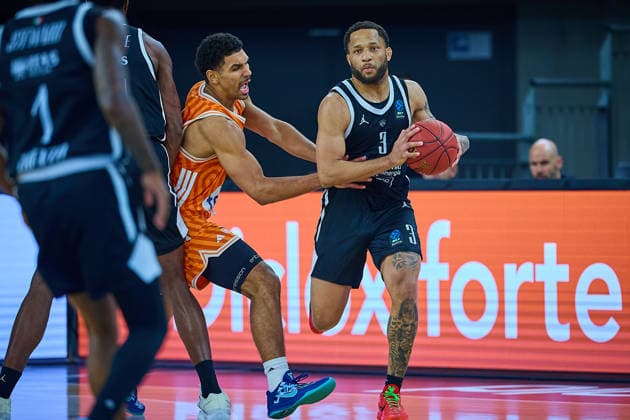 Mark Smith (ratiopharm ulm, 13), Devante Jones (Dolomiti Energia Trento, 03) GER, ratiopharm ulm vs. Dolomiti Energia Trento, Basketball, 9. Spieltag, BKT EuroCup, Spielzeit 2025 2026, 04.12.2025 GER, ratiopharm ulm vs. Dolomiti Energia Trento, Basketball, 9. Spieltag, BKT EuroCup, Spielzeit 2025 2026, 04.12.2025 Neu-Ulm Copyright: xEibner-Pressefoto GeraldxOelze-dexStoppanyx EP_ODS