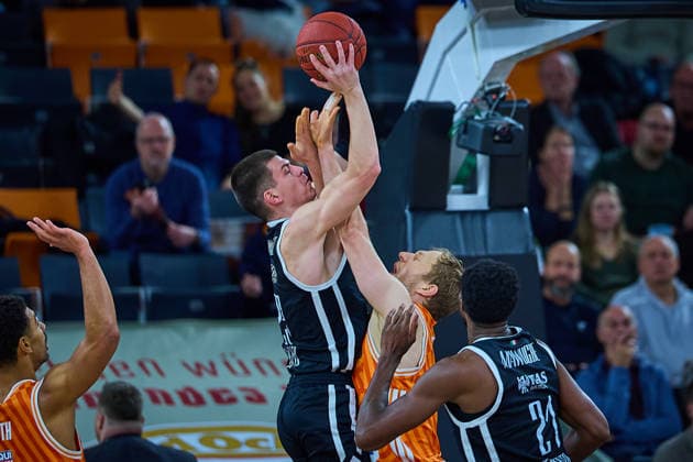 Korbwurf Andrej Jakimovski (Dolomiti Energia Trento, 23) gegen Christian Sengfelder (ratiopharm ulm, 43) GER, ratiopharm ulm vs. Dolomiti Energia Trento, Basketball, 9. Spieltag, BKT EuroCup, Spielzeit 2025 2026, 04.12.2025 GER, ratiopharm ulm vs. Dolomiti Energia Trento, Basketball, 9. Spieltag, BKT EuroCup, Spielzeit 2025 2026, 04.12.2025 Neu-Ulm Copyright: xEibner-Pressefoto GeraldxOelze-dexStoppanyx EP_ODS