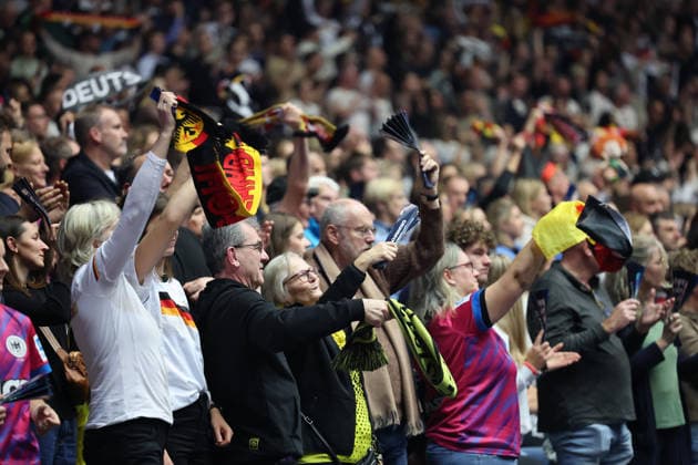 GER, Dortmund, 27th Wommen s World Championship, WM, Weltmeisterschaft 2025, Hauptrunde Main Round, Gruppe Group II, 2. Runde Round: Montenegro (MNE) vs. Deutschland Germany (GER) 04.12.2025, Westfalenhalle, Dortmund, GER, Dortmund, 27th Wommen s World Championship 2025, Hauptrunde Main Round, Gruppe Group II, 2. Runde Round: Montenegro (MNE) vs. Deutschland Germany (GER) , im Bild: Fans, freundlich, Stimmung, farbenfroh, Nationalfarbe, geschminkt, Emotionen, Schals, deutsche