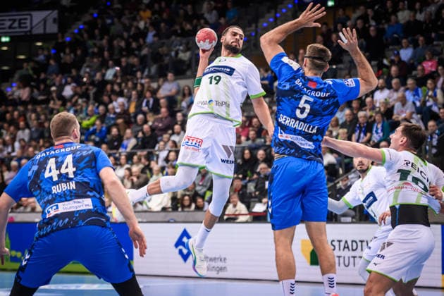 Philipp Ahouansou (HSG Wetzlar, 19) greift an, davor Antonio Serradilla (TVB Stuttgart, 05), li. noch : Lenny Rubin (TVB Stuttgart, 44) GER, TVB 1898 Stuttgart - HSG Wetzlar, DAIKIN HBL, Handball, Bundesliga, 11. Spieltag, Spielzeit 2025 2026, 04.12.2025 GER, TVB 1898 Stuttgart - HSG Wetzlar, DAIKIN HBL, Handball, Bundesliga, 11. Spieltag, Spielzeit 2025 2026, 04.12.2025 Stuttgart Copyright: xSandyxDinkelackerx EP_SDR