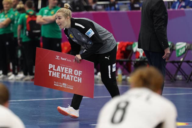 GER, Dortmund, 27th Wommen s World Championship, WM, Weltmeisterschaft 2025, Hauptrunde Main Round, Gruppe Group II, 2. Runde Round: Montenegro (MNE) vs. Deutschland Germany (GER) 04.12.2025, Westfalenhalle, Dortmund, GER, Dortmund, 27th Wommen s World Championship 2025, Hauptrunde Main Round, Gruppe Group II, 2. Runde Round: Montenegro (MNE) vs. Deutschland Germany (GER) , im Bild: player of the Match Katharina Filter Torhueterin (Ger 42),