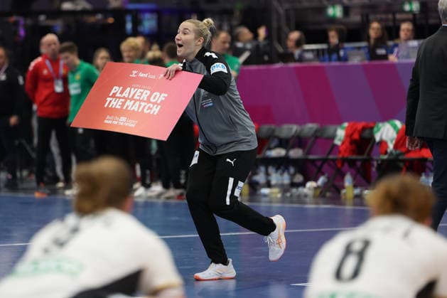 GER, Dortmund, 27th Wommen s World Championship, WM, Weltmeisterschaft 2025, Hauptrunde Main Round, Gruppe Group II, 2. Runde Round: Montenegro (MNE) vs. Deutschland Germany (GER) 04.12.2025, Westfalenhalle, Dortmund, GER, Dortmund, 27th Wommen s World Championship 2025, Hauptrunde Main Round, Gruppe Group II, 2. Runde Round: Montenegro (MNE) vs. Deutschland Germany (GER) , im Bild: player of the Match Katharina Filter Torhueterin (Ger 42),