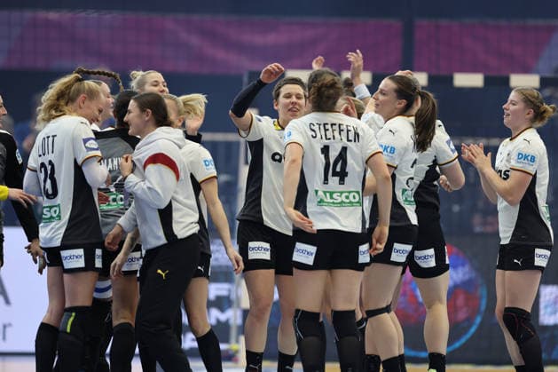 GER, Dortmund, 27th Wommen s World Championship, WM, Weltmeisterschaft 2025, Hauptrunde Main Round, Gruppe Group II, 2. Runde Round: Montenegro (MNE) vs. Deutschland Germany (GER) 04.12.2025, Westfalenhalle, Dortmund, GER, Dortmund, 27th Wommen s World Championship 2025, Hauptrunde Main Round, Gruppe Group II, 2. Runde Round: Montenegro (MNE) vs. Deutschland Germany (GER) , im Bild: die deutschen Damen freuen sich ueber den hohen Sieg und den Einzug ins Viertelfinale