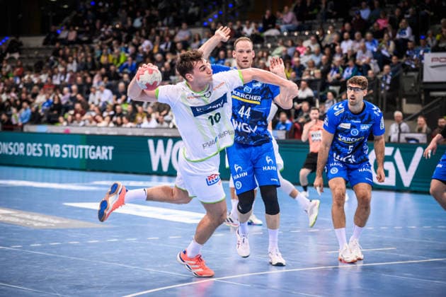 Josip Simic (HSG Wetzlar, 10) vorbei an Lenny Rubin (TVB Stuttgart, 44) und Antonio Serradilla (TVB Stuttgart, 05), re.a. GER, TVB 1898 Stuttgart - HSG Wetzlar, DAIKIN HBL, Handball, Bundesliga, 11. Spieltag, Spielzeit 2025 2026, 04.12.2025 GER, TVB 1898 Stuttgart - HSG Wetzlar, DAIKIN HBL, Handball, Bundesliga, 11. Spieltag, Spielzeit 2025 2026, 04.12.2025 Stuttgart Copyright: xSandyxDinkelackerx EP_SDR