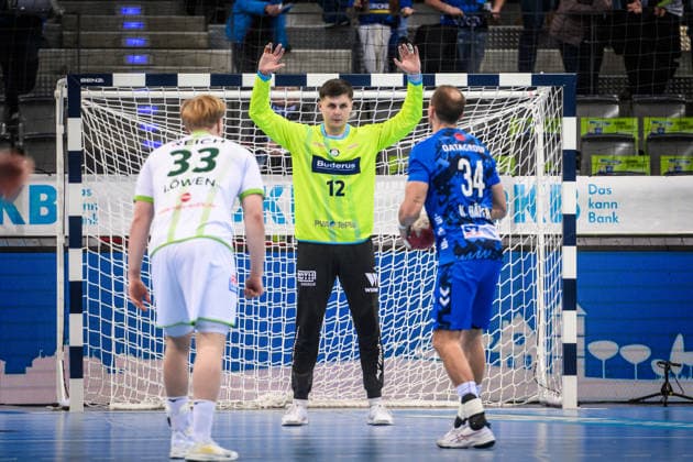 Anadin Suljakovic (HSG Wetzlar, 12) vs. Kai Haefner (TVB Stuttgart, 34) GER, TVB 1898 Stuttgart - HSG Wetzlar, DAIKIN HBL, Handball, Bundesliga, 11. Spieltag, Spielzeit 2025 2026, 04.12.2025 GER, TVB 1898 Stuttgart - HSG Wetzlar, DAIKIN HBL, Handball, Bundesliga, 11. Spieltag, Spielzeit 2025 2026, 04.12.2025 Stuttgart Copyright: xSandyxDinkelackerx EP_SDR