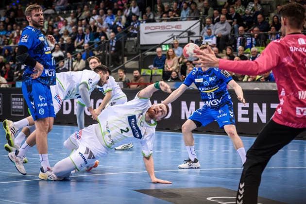Nikola Grahovac (HSG Wetzlar, 02) zwischen Samuel Roethlisberger (TVB Stuttgart, 17) und Jakob Nigg (TVB Stuttgart, 57), im Tor: Luka Krnokapic (TVB Stuttgart, 01) GER, TVB 1898 Stuttgart - HSG Wetzlar, DAIKIN HBL, Handball, Bundesliga, 11. Spieltag, Spielzeit 2025 2026, 04.12.2025 GER, TVB 1898 Stuttgart - HSG Wetzlar, DAIKIN HBL, Handball, Bundesliga, 11. Spieltag, Spielzeit 2025 2026, 04.12.2025 Stuttgart Copyright: xSandyxDinkelackerx EP_SDR