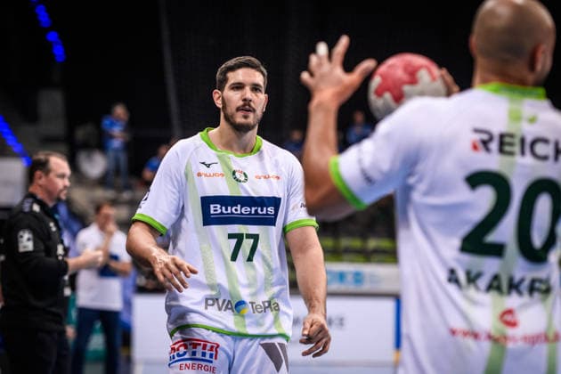 Stefan Cavor (HSG Wetzlar, 77) schaut zu David Cyrill Akakpo (HSG Wetzlar, 20) GER, TVB 1898 Stuttgart - HSG Wetzlar, DAIKIN HBL, Handball, Bundesliga, 11. Spieltag, Spielzeit 2025 2026, 04.12.2025 GER, TVB 1898 Stuttgart - HSG Wetzlar, DAIKIN HBL, Handball, Bundesliga, 11. Spieltag, Spielzeit 2025 2026, 04.12.2025 Stuttgart Copyright: xSandyxDinkelackerx EP_SDR