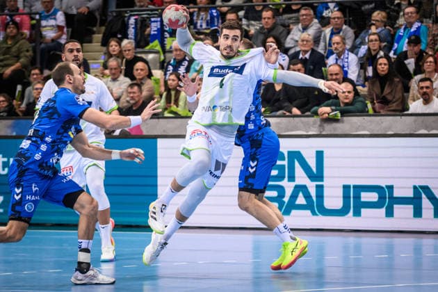 Filip Vistorop (HSG Wetzlar, 04) vs. Simone Mengon (TVB Stuttgart, 15) - verdeckt, li.: Kai Haefner (TVB Stuttgart, 34) GER, TVB 1898 Stuttgart - HSG Wetzlar, DAIKIN HBL, Handball, Bundesliga, 11. Spieltag, Spielzeit 2025 2026, 04.12.2025 GER, TVB 1898 Stuttgart - HSG Wetzlar, DAIKIN HBL, Handball, Bundesliga, 11. Spieltag, Spielzeit 2025 2026, 04.12.2025 Stuttgart Copyright: xSandyxDinkelackerx EP_SDR