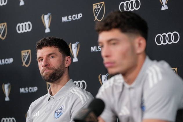 December 4, 2025, Fort Lauderdale, Fl, UNITED STATES: Vancouver Whitecaps Thomas Muller, back left, listens as Sebastian Berhalter speaks during a news conference ahead of the MLS, Fussball Herren, USA Cup final soccer match, in Fort Lauderdale, Fla., Thursday, Dec. 4, 2025. Canada News - December 4, 2025 - ZUMAc35_ 20251204_zaf_c35_046 Copyright: xDarrylxDyckx