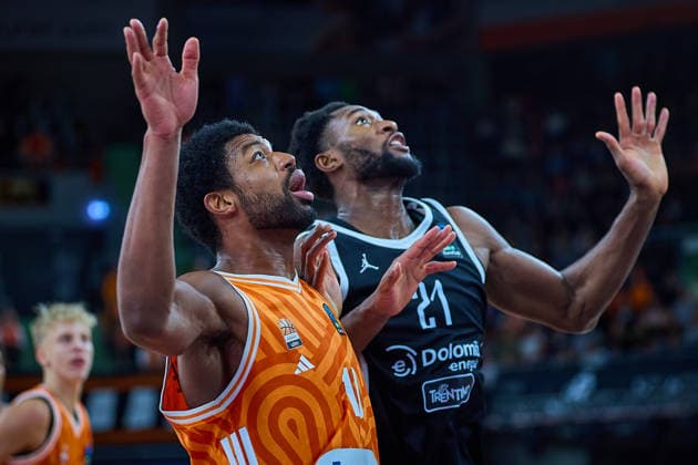 Malik Osborne (ratiopharm ulm, 10), Selom Mawugbe (Dolomiti Energia Trento, 21) GER, ratiopharm ulm vs. Dolomiti Energia Trento, Basketball, 9. Spieltag, BKT EuroCup, Spielzeit 2025 2026, 04.12.2025 GER, ratiopharm ulm vs. Dolomiti Energia Trento, Basketball, 9. Spieltag, BKT EuroCup, Spielzeit 2025 2026, 04.12.2025 Neu-Ulm Copyright: xEibner-Pressefoto GeraldxOelze-dexStoppanyx EP_ODS