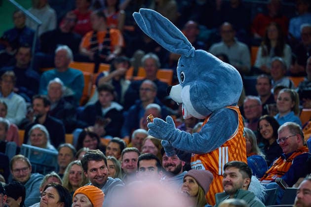 Maskottchen Spass ratiopharm ulm auf der Tribuene GER, ratiopharm ulm vs. Dolomiti Energia Trento, Basketball, 9. Spieltag, BKT EuroCup, Spielzeit 2025 2026, 04.12.2025 GER, ratiopharm ulm vs. Dolomiti Energia Trento, Basketball, 9. Spieltag, BKT EuroCup, Spielzeit 2025 2026, 04.12.2025 Neu-Ulm Copyright: xEibner-Pressefoto GeraldxOelze-dexStoppanyx EP_ODS