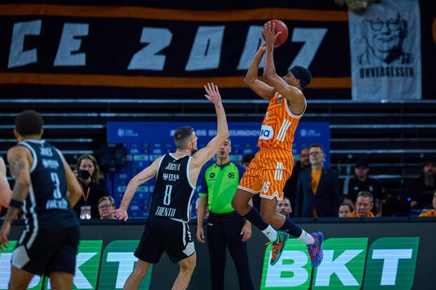 Sprungwurf Justin Simon (ratiopharm ulm, 15) GER, ratiopharm ulm vs. Dolomiti Energia Trento, Basketball, 9. Spieltag, BKT EuroCup, Spielzeit 2025 2026, 04.12.2025 GER, ratiopharm ulm vs. Dolomiti Energia Trento, Basketball, 9. Spieltag, BKT EuroCup, Spielzeit 2025 2026, 04.12.2025 Neu-Ulm Copyright: xEibner-Pressefoto GeraldxOelze-dexStoppanyx EP_ODS