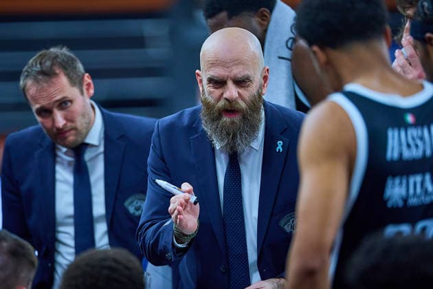 Massimiliano Cancellieri (Dolomiti Energia Trento, Head Coach) in der Auszeit GER, ratiopharm ulm vs. Dolomiti Energia Trento, Basketball, 9. Spieltag, BKT EuroCup, Spielzeit 2025 2026, 04.12.2025 GER, ratiopharm ulm vs. Dolomiti Energia Trento, Basketball, 9. Spieltag, BKT EuroCup, Spielzeit 2025 2026, 04.12.2025 Neu-Ulm Copyright: xEibner-Pressefoto GeraldxOelze-dexStoppanyx EP_ODS