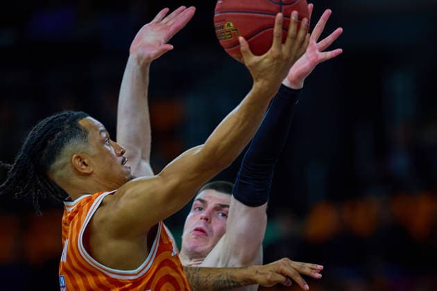 Nelson Weidemann (ratiopharm ulm, 00) beim Korbleger gegen Andrej Jakimovski (Dolomiti Energia Trento, 23) GER, ratiopharm ulm vs. Dolomiti Energia Trento, Basketball, 9. Spieltag, BKT EuroCup, Spielzeit 2025 2026, 04.12.2025 GER, ratiopharm ulm vs. Dolomiti Energia Trento, Basketball, 9. Spieltag, BKT EuroCup, Spielzeit 2025 2026, 04.12.2025 Neu-Ulm Copyright: xEibner-Pressefoto GeraldxOelze-dexStoppanyx EP_ODS