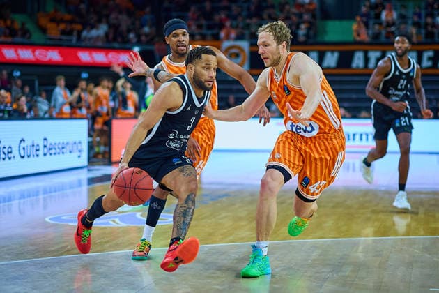 Zweikampf, Duell zwischen Devante Jones (Dolomiti Energia Trento, 03) und Christian Sengfelder (ratiopharm ulm, 43) GER, ratiopharm ulm vs. Dolomiti Energia Trento, Basketball, 9. Spieltag, BKT EuroCup, Spielzeit 2025 2026, 04.12.2025 GER, ratiopharm ulm vs. Dolomiti Energia Trento, Basketball, 9. Spieltag, BKT EuroCup, Spielzeit 2025 2026, 04.12.2025 Neu-Ulm Copyright: xEibner-Pressefoto GeraldxOelze-dexStoppanyx EP_ODS