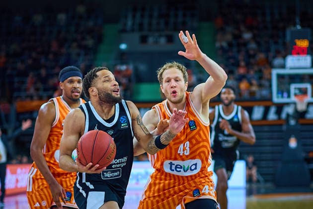 Zweikampf, Duell zwischen Devante Jones (Dolomiti Energia Trento, 03) und Christian Sengfelder (ratiopharm ulm, 43) GER, ratiopharm ulm vs. Dolomiti Energia Trento, Basketball, 9. Spieltag, BKT EuroCup, Spielzeit 2025 2026, 04.12.2025 GER, ratiopharm ulm vs. Dolomiti Energia Trento, Basketball, 9. Spieltag, BKT EuroCup, Spielzeit 2025 2026, 04.12.2025 Neu-Ulm Copyright: xEibner-Pressefoto GeraldxOelze-dexStoppanyx EP_ODS