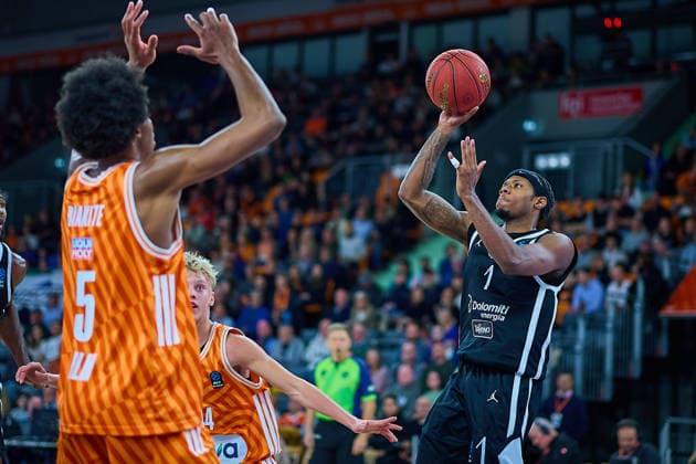 Wurf von DJ Steward (Dolomiti Energia Trento, 01) gegen Mohamed Diakite (ratiopharm ulm, 05), Teo Milicic (ratiopharm ulm, 44) schaut zu GER, ratiopharm ulm vs. Dolomiti Energia Trento, Basketball, 9. Spieltag, BKT EuroCup, Spielzeit 2025 2026, 04.12.2025 GER, ratiopharm ulm vs. Dolomiti Energia Trento, Basketball, 9. Spieltag, BKT EuroCup, Spielzeit 2025 2026, 04.12.2025 Neu-Ulm Copyright: xEibner-Pressefoto GeraldxOelze-dexStoppanyx EP_ODS
