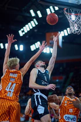 Teo Milicic (ratiopharm ulm, 44), Matas Jogela (Dolomiti Energia Trento, 08) mit Korbleger, Justin Simon (ratiopharm ulm, 15) GER, ratiopharm ulm vs. Dolomiti Energia Trento, Basketball, 9. Spieltag, BKT EuroCup, Spielzeit 2025 2026, 04.12.2025 GER, ratiopharm ulm vs. Dolomiti Energia Trento, Basketball, 9. Spieltag, BKT EuroCup, Spielzeit 2025 2026, 04.12.2025 Neu-Ulm Copyright: xEibner-Pressefoto GeraldxOelze-dexStoppanyx EP_ODS