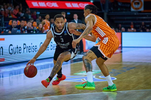 Zweikampf, Duell zwischen Devante Jones (Dolomiti Energia Trento, 03) und Nelson Weidemann (ratiopharm ulm, 00) GER, ratiopharm ulm vs. Dolomiti Energia Trento, Basketball, 9. Spieltag, BKT EuroCup, Spielzeit 2025 2026, 04.12.2025 GER, ratiopharm ulm vs. Dolomiti Energia Trento, Basketball, 9. Spieltag, BKT EuroCup, Spielzeit 2025 2026, 04.12.2025 Neu-Ulm Copyright: xEibner-Pressefoto GeraldxOelze-dexStoppanyx EP_ODS