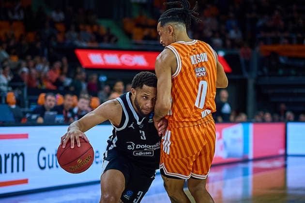 Zweikampf, Duell zwischen Devante Jones (Dolomiti Energia Trento, 03) und Nelson Weidemann (ratiopharm ulm, 00) GER, ratiopharm ulm vs. Dolomiti Energia Trento, Basketball, 9. Spieltag, BKT EuroCup, Spielzeit 2025 2026, 04.12.2025 GER, ratiopharm ulm vs. Dolomiti Energia Trento, Basketball, 9. Spieltag, BKT EuroCup, Spielzeit 2025 2026, 04.12.2025 Neu-Ulm Copyright: xEibner-Pressefoto GeraldxOelze-dexStoppanyx EP_ODS