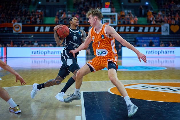 Zweikampf, Duell zwischen Khalif Battle (Dolomiti Energia Trento, 99) und Tobias Jensen (ratiopharm ulm, 07) GER, ratiopharm ulm vs. Dolomiti Energia Trento, Basketball, 9. Spieltag, BKT EuroCup, Spielzeit 2025 2026, 04.12.2025 GER, ratiopharm ulm vs. Dolomiti Energia Trento, Basketball, 9. Spieltag, BKT EuroCup, Spielzeit 2025 2026, 04.12.2025 Neu-Ulm Copyright: xEibner-Pressefoto GeraldxOelze-dexStoppanyx EP_ODS