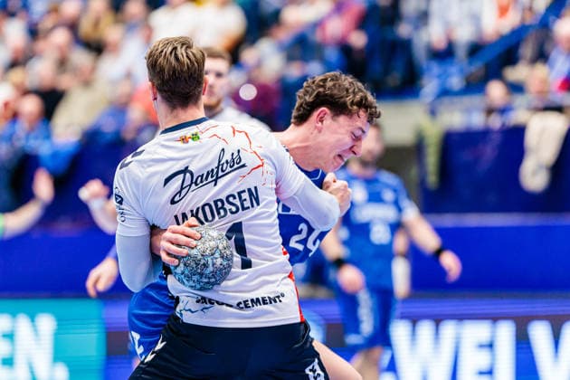 v.l. Emil Jakobsen (SG Flensburg-Handewitt, 31), Joel Willecke (TBV Lemgo Lippe, 24) GER, TBV Lemgo Lippe vs. SG Flensburg-Handewitt, Handball, 1. Bundesliga, 15. Spieltag, Spielzeit 2025 2026, 04.12.2025 GER, TBV Lemgo Lippe vs. SG Flensburg-Handewitt, Handball, 1. Bundesliga, 15. Spieltag, Spielzeit 2025 2026, 04.12.2025 Lemgo Copyright: xEibner-Pressefoto JanxRollingerx EP_JSK