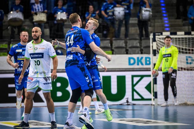Torben Matzken (TVB Stuttgart, 22) und Lenny Rubin (TVB Stuttgart, 44) - Torjubel, Jubel, Freude, Freudenschrei - li. David Cyrill Akakpo (HSG Wetzlar, 20) GER, TVB 1898 Stuttgart - HSG Wetzlar, DAIKIN HBL, Handball, Bundesliga, 11. Spieltag, Spielzeit 2025 2026, 04.12.2025 GER, TVB 1898 Stuttgart - HSG Wetzlar, DAIKIN HBL, Handball, Bundesliga, 11. Spieltag, Spielzeit 2025 2026, 04.12.2025 Stuttgart Copyright: xSandyxDinkelackerx EP_SDR