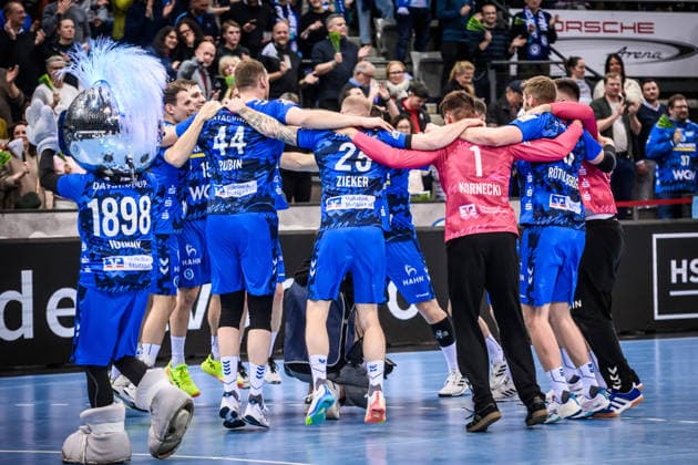 Freudentanz, Jubel, Freude beim Team des TVB Stuttgart nach Heimsieg in Stuttgart GER, TVB 1898 Stuttgart - HSG Wetzlar, DAIKIN HBL, Handball, Bundesliga, 11. Spieltag, Spielzeit 2025 2026, 04.12.2025 GER, TVB 1898 Stuttgart - HSG Wetzlar, DAIKIN HBL, Handball, Bundesliga, 11. Spieltag, Spielzeit 2025 2026, 04.12.2025 Stuttgart Copyright: xSandyxDinkelackerx EP_SDR