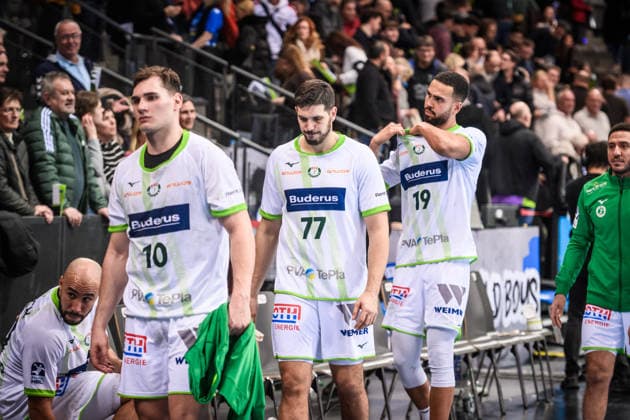Enttaeuschtes Team des HSG Wetzlar nach Niederlage in Stuttgart GER, TVB 1898 Stuttgart - HSG Wetzlar, DAIKIN HBL, Handball, Bundesliga, 11. Spieltag, Spielzeit 2025 2026, 04.12.2025 GER, TVB 1898 Stuttgart - HSG Wetzlar, DAIKIN HBL, Handball, Bundesliga, 11. Spieltag, Spielzeit 2025 2026, 04.12.2025 Stuttgart Copyright: xSandyxDinkelackerx EP_SDR