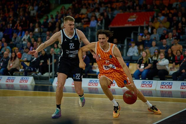 Zweikampf, Duell zwischen Peyton Aldridge (Dolomiti Energia Trento, 22) und Alec Anigbata (ratiopharm ulm, 21) GER, ratiopharm ulm vs. Dolomiti Energia Trento, Basketball, 9. Spieltag, BKT EuroCup, Spielzeit 2025 2026, 04.12.2025 GER, ratiopharm ulm vs. Dolomiti Energia Trento, Basketball, 9. Spieltag, BKT EuroCup, Spielzeit 2025 2026, 04.12.2025 Neu-Ulm Copyright: xEibner-Pressefoto GeraldxOelze-dexStoppanyx EP_ODS