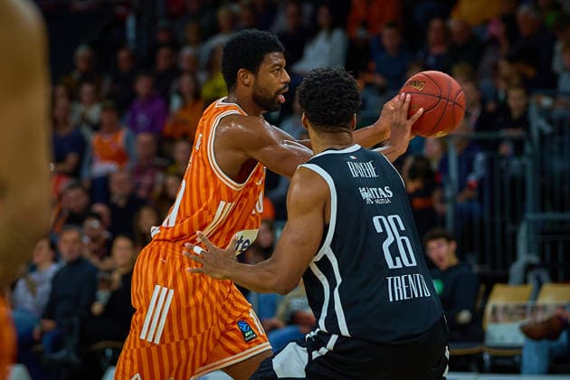 Zweikampf, Duell zwischen Malik Osborne (ratiopharm ulm, 10) und Jordan Bayehe (Dolomiti Energia Trento, 26) GER, ratiopharm ulm vs. Dolomiti Energia Trento, Basketball, 9. Spieltag, BKT EuroCup, Spielzeit 2025 2026, 04.12.2025 GER, ratiopharm ulm vs. Dolomiti Energia Trento, Basketball, 9. Spieltag, BKT EuroCup, Spielzeit 2025 2026, 04.12.2025 Neu-Ulm Copyright: xEibner-Pressefoto GeraldxOelze-dexStoppanyx EP_ODS