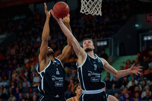 Rebound Jordan Bayehe (Dolomiti Energia Trento, 26) und Matas Jogela (Dolomiti Energia Trento, 08) GER, ratiopharm ulm vs. Dolomiti Energia Trento, Basketball, 9. Spieltag, BKT EuroCup, Spielzeit 2025 2026, 04.12.2025 GER, ratiopharm ulm vs. Dolomiti Energia Trento, Basketball, 9. Spieltag, BKT EuroCup, Spielzeit 2025 2026, 04.12.2025 Neu-Ulm Copyright: xEibner-Pressefoto GeraldxOelze-dexStoppanyx EP_ODS