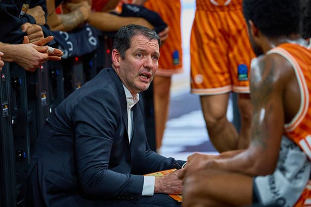 Ty Harrelson (ratiopharm ulm, Head Coach) in der Auszeit GER, ratiopharm ulm vs. Dolomiti Energia Trento, Basketball, 9. Spieltag, BKT EuroCup, Spielzeit 2025 2026, 04.12.2025 GER, ratiopharm ulm vs. Dolomiti Energia Trento, Basketball, 9. Spieltag, BKT EuroCup, Spielzeit 2025 2026, 04.12.2025 Neu-Ulm Copyright: xEibner-Pressefoto GeraldxOelze-dexStoppanyx EP_ODS