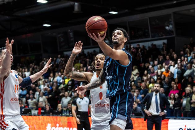 GER, BKT EuroCup, Saison 2025 2026, Niners Chemnitz - Turk Telekom Ankara. 04.12.2025, Messe, Chemnitz, GER, BKT EuroCup, Saison 2025 2026, Niners Chemnitz - Turk Telekom Ankara. Michael Jaden Devoe (Turk Telekom Ankara 0), Kevin Yebo (Niners Chemnitz, 0) Foto Alexander Trienitz Chemnitz Messe Sachsen Deutschland