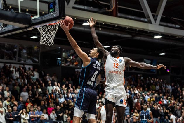 GER, BKT EuroCup, Saison 2025 2026, Niners Chemnitz - Turk Telekom Ankara. 04.12.2025, Messe, Chemnitz, GER, BKT EuroCup, Saison 2025 2026, Niners Chemnitz - Turk Telekom Ankara. Michael Jaden Devoe (Turk Telekom Ankara 0), Amadou Sow (Niners Chemnitz, 12) Foto Alexander Trienitz Chemnitz Messe Sachsen Deutschland