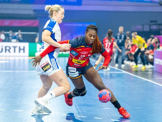 Danila Patricia So Delgado-Pinto (Spanien, 27) im Zweikampf mit Thorey Anna Asgeirsdottir (Island, 06), Spanien vs. Island, Handball, Weltmeisterschaft, Frauen, Spielzeit 2025 2026, 04.12.2025, Spanien vs. Island, Handball, Weltmeisterschaft, Frauen, Spielzeit 2025 2026, 04.12.2025 Dortmund Copyright: xEibner-Pressefoto MichaelxSchmidx EP_MST
