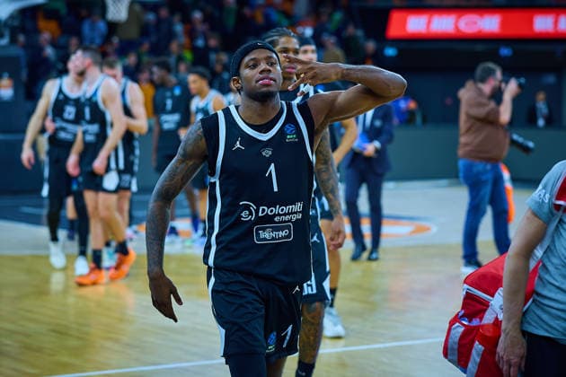 Freude bei DJ Steward (Dolomiti Energia Trento, 01) nach Spielende GER, ratiopharm ulm vs. Dolomiti Energia Trento, Basketball, 9. Spieltag, BKT EuroCup, Spielzeit 2025 2026, 04.12.2025 GER, ratiopharm ulm vs. Dolomiti Energia Trento, Basketball, 9. Spieltag, BKT EuroCup, Spielzeit 2025 2026, 04.12.2025 Neu-Ulm Copyright: xEibner-Pressefoto GeraldxOelze-dexStoppanyx EP_ODS