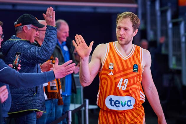Christian Sengfelder (ratiopharm ulm, 43) mit Dank an die Fans GER, ratiopharm ulm vs. Dolomiti Energia Trento, Basketball, 9. Spieltag, BKT EuroCup, Spielzeit 2025 2026, 04.12.2025 GER, ratiopharm ulm vs. Dolomiti Energia Trento, Basketball, 9. Spieltag, BKT EuroCup, Spielzeit 2025 2026, 04.12.2025 Neu-Ulm Copyright: xEibner-Pressefoto GeraldxOelze-dexStoppanyx EP_ODS