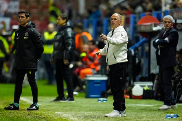 December 4, 2025, Extremadura, Extremadura, SPAIN: Cisqui, head coach of CD Extremadura 1924, gestures during the Copa del Rey, second round, football match played between CD Extremadura 1924 and Sevilla FC at Francisco de la Hera stadium on December 4, 2025, in Extremadura, Spain. Extremadura SPAIN - ZUMAa181 20251204_zaa_a181_059 Copyright: xJoaquinxCorcherox