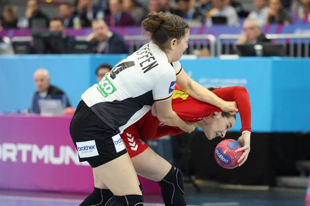 GER, Dortmund, 27th Wommen s World Championship, WM, Weltmeisterschaft 2025, Hauptrunde Main Round, Gruppe Group II, 2. Runde Round: Montenegro (MNE) vs. Deutschland Germany (GER) 04.12.2025, Westfalenhalle, Dortmund, GER, Dortmund, 27th Wommen s World Championship 2025, Hauptrunde Main Round, Gruppe Group II, 2. Runde Round: Montenegro (MNE) vs. Deutschland Germany (GER) , im Bild: Marie Vogel (Ger 14), versucht Elena Mitrovic (MNE ), zu stoppen