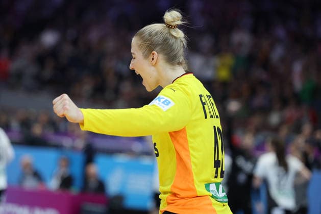 GER, Dortmund, 27th Wommen s World Championship, WM, Weltmeisterschaft 2025, Hauptrunde Main Round, Gruppe Group II, 2. Runde Round: Montenegro (MNE) vs. Deutschland Germany (GER) 04.12.2025, Westfalenhalle, Dortmund, GER, Dortmund, 27th Wommen s World Championship 2025, Hauptrunde Main Round, Gruppe Group II, 2. Runde Round: Montenegro (MNE) vs. Deutschland Germany (GER) , im Bild: Katharina Filter Torhueterin (Ger 42), freut sich ueber einen gehaltenen Ball