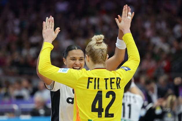 GER, Dortmund, 27th Wommen s World Championship, WM, Weltmeisterschaft 2025, Hauptrunde Main Round, Gruppe Group II, 2. Runde Round: Montenegro (MNE) vs. Deutschland Germany (GER) 04.12.2025, Westfalenhalle, Dortmund, GER, Dortmund, 27th Wommen s World Championship 2025, Hauptrunde Main Round, Gruppe Group II, 2. Runde Round: Montenegro (MNE) vs. Deutschland Germany (GER) , im Bild: Katharina Filter Torhueterin (Ger 42), Aimà e von Pereira (Ger 49), freuen sich ueber ein Tor