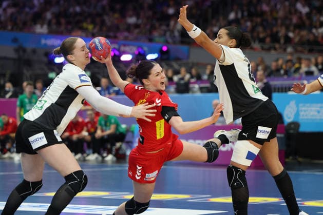 GER, Dortmund, 27th Wommen s World Championship, WM, Weltmeisterschaft 2025, Hauptrunde Main Round, Gruppe Group II, 2. Runde Round: Montenegro (MNE) vs. Deutschland Germany (GER) 04.12.2025, Westfalenhalle, Dortmund, GER, Dortmund, 27th Wommen s World Championship 2025, Hauptrunde Main Round, Gruppe Group II, 2. Runde Round: Montenegro (MNE) vs. Deutschland Germany (GER) , im Bild: Jelena VUKÄaEVIÄÜ (MNE 15), im Zweikampf gegen Nieke Kühne (Ger 19), Aimà e von Pereira (Ger 49),