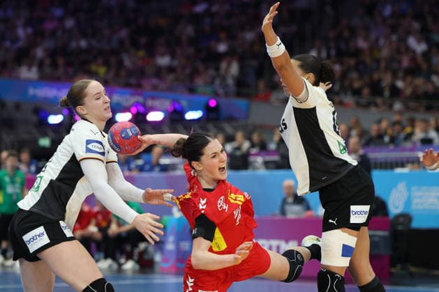 GER, Dortmund, 27th Wommen s World Championship, WM, Weltmeisterschaft 2025, Hauptrunde Main Round, Gruppe Group II, 2. Runde Round: Montenegro (MNE) vs. Deutschland Germany (GER) 04.12.2025, Westfalenhalle, Dortmund, GER, Dortmund, 27th Wommen s World Championship 2025, Hauptrunde Main Round, Gruppe Group II, 2. Runde Round: Montenegro (MNE) vs. Deutschland Germany (GER) , im Bild: Jelena VUKÄaEVIÄÜ (MNE 15), im Zweikampf gegen Nieke Kühne (Ger 19), Aimà e von Pereira (Ger 49),
